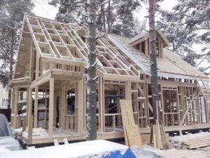 Каркасный дом зимой: можно ли в нем жить